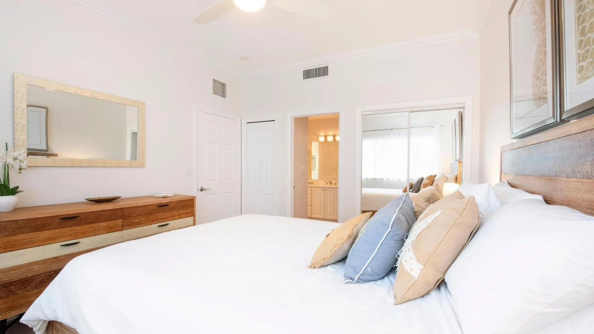 Feriehus Crescent Point #9: 3Bed Condo Dog City