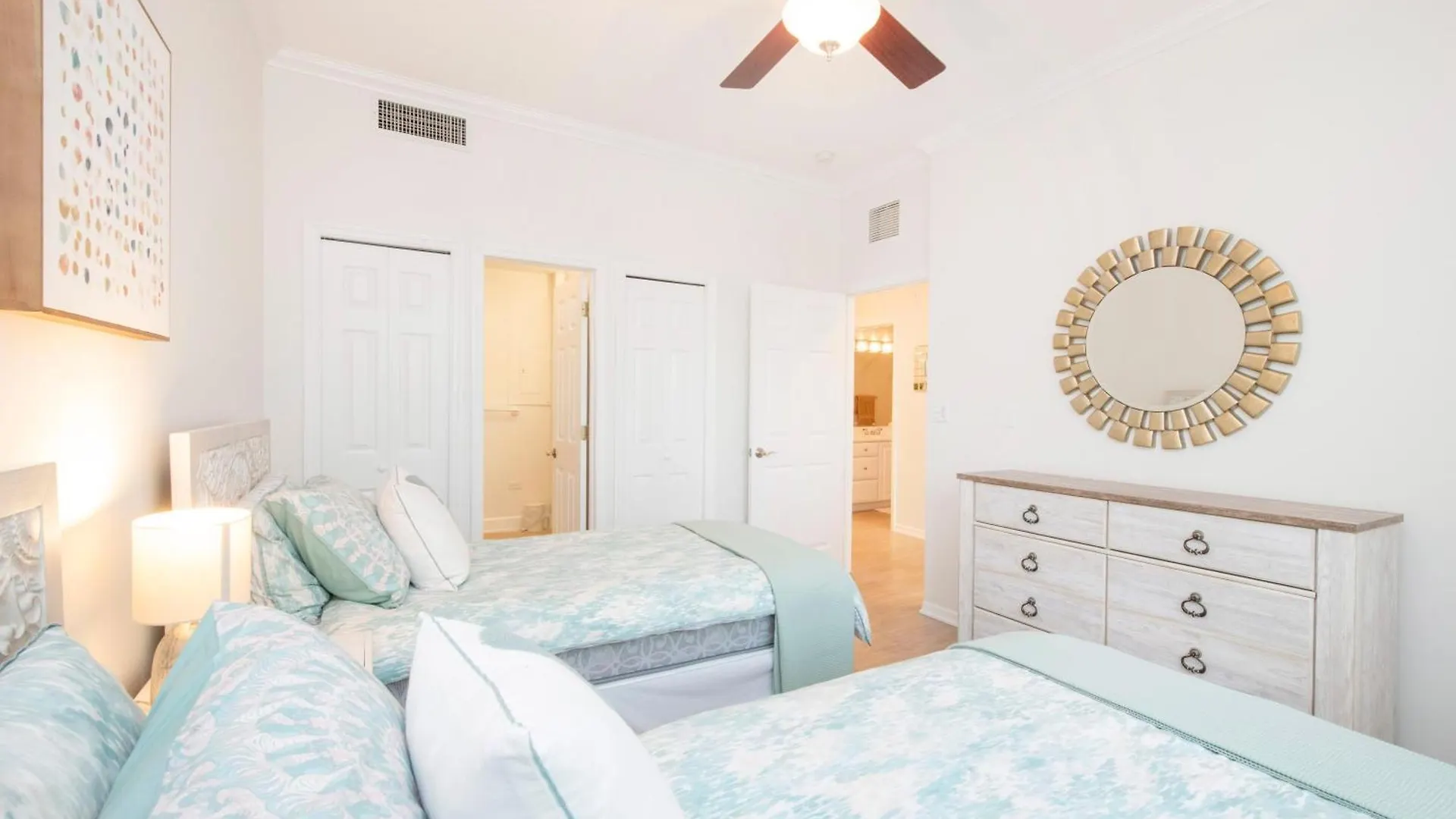 Crescent Point #9: 3Bed Condo Dog City 0*,  Cayman-øerne